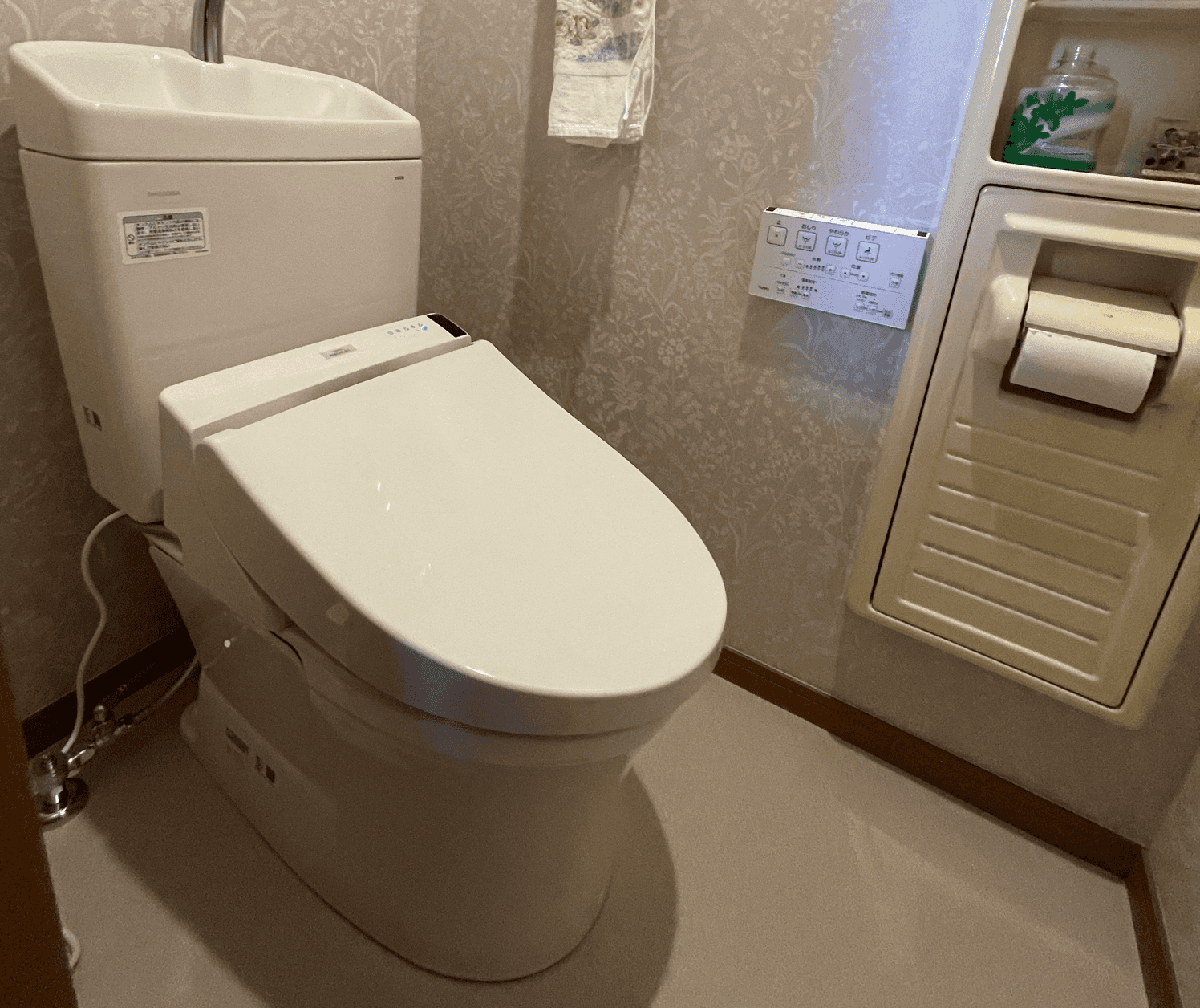 トイレ交換・内装貼替工事（TOTO・ピュアレストQR / ウォシュレットS1A）