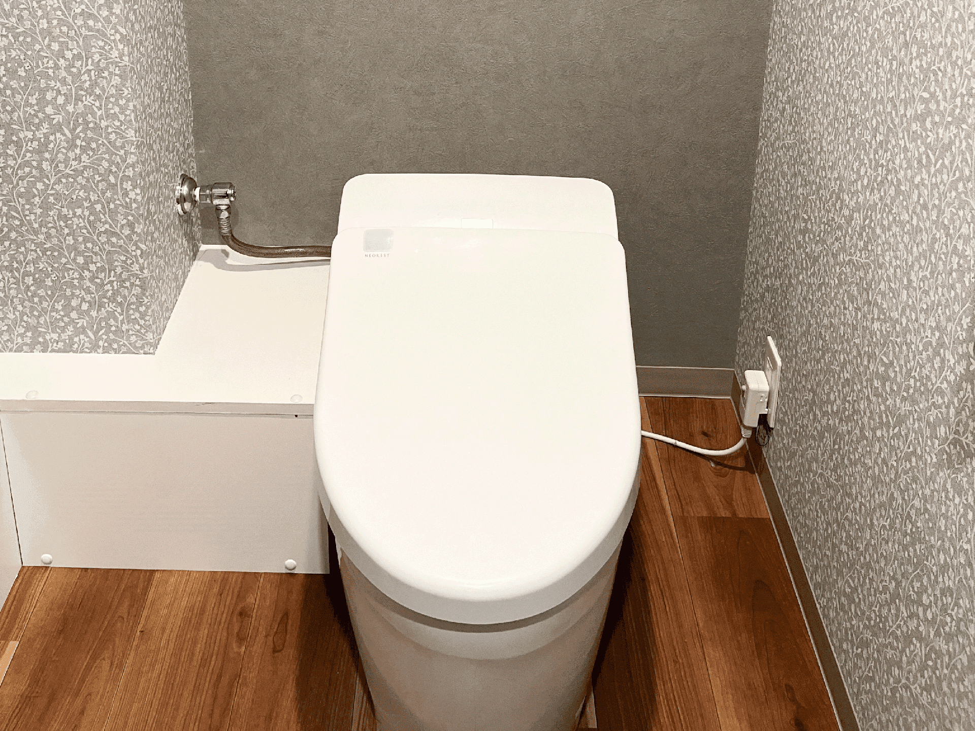 トイレ内装貼替工事